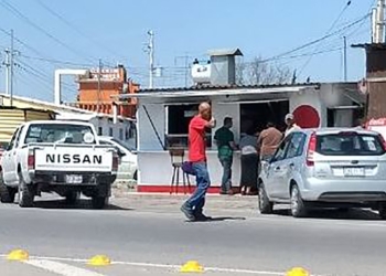 Ladrones roban puesto de lonches; se llevan la mercancía