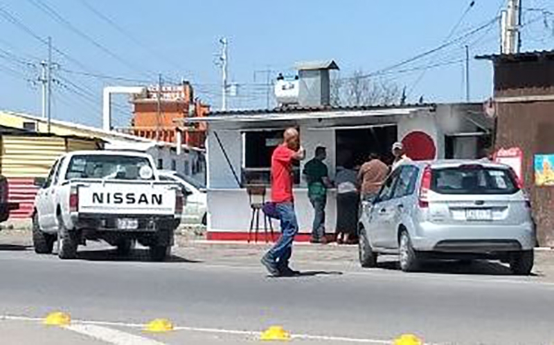 Ladrones roban puesto de lonches; se llevan la mercancía