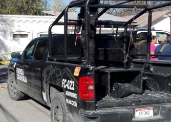 Sujetos intoxicados acuchillan a policía municipal