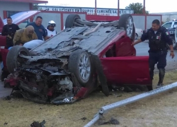 Ebria conductora vuelca su vehículo