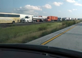 Viven caos en Autopista a Laredo