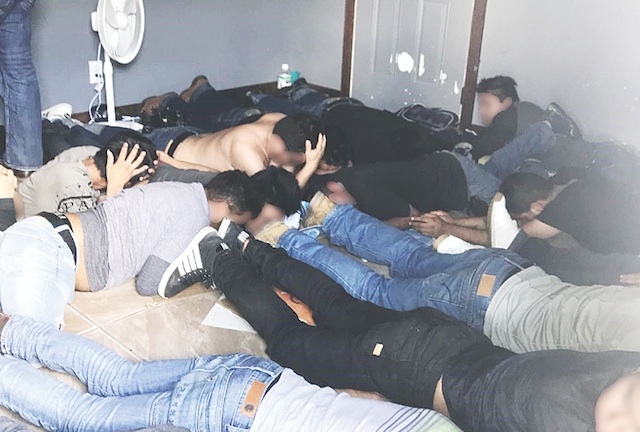 Encuentran a 62 indocumentados en una vivienda