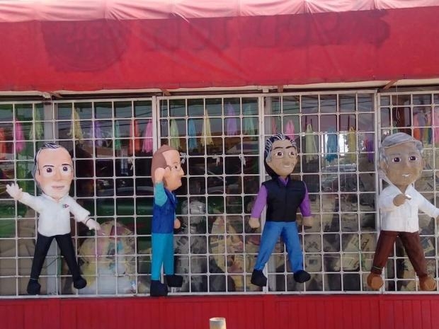 Piñatas de los candidatos: AMLO, el más buscado