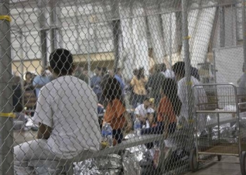 (VIDEO) Desgarrador llanto de niños enjaulados