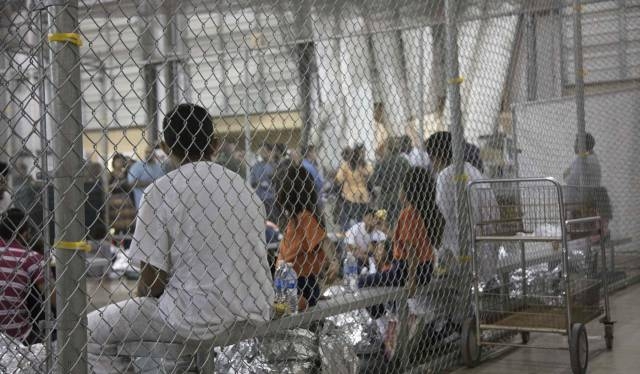 (VIDEO) Desgarrador llanto de niños enjaulados