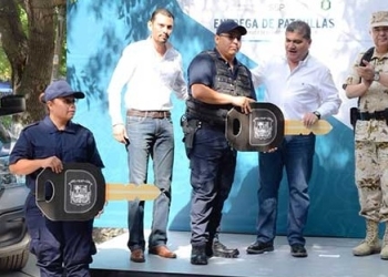 Entrega gobernador patrullas al municipio de Nava