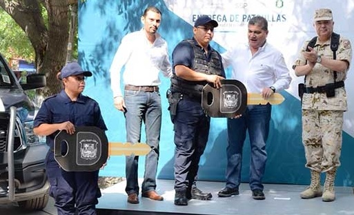 Entrega Gobernador Riquelme Solís patrullas en el municipio de Nava