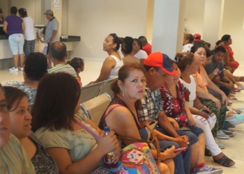 Madres piden apoyo de la alcaldesa en el caso de González Mena
