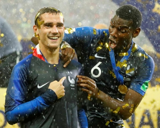 Pogba y Griezmann festejan a la mexicana