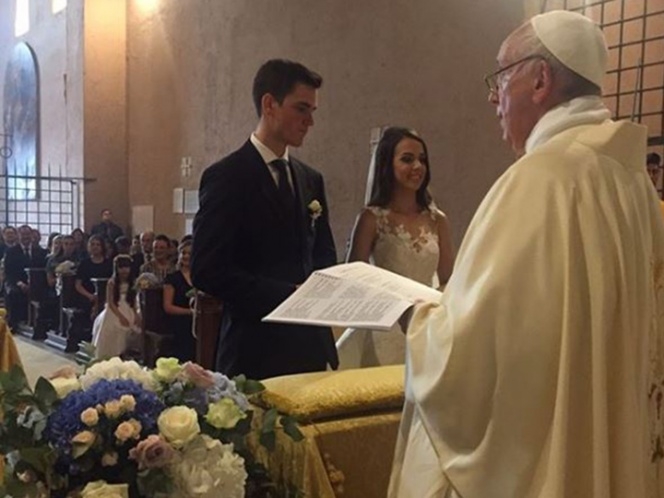 El Papa Francisco sorprende a novios y los casa