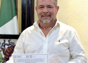 Entregan constancia por reeleccion en Allende