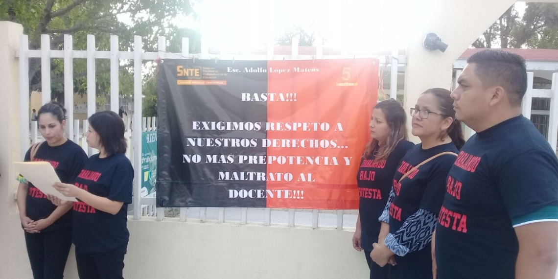 Maestros protestan contra directora
