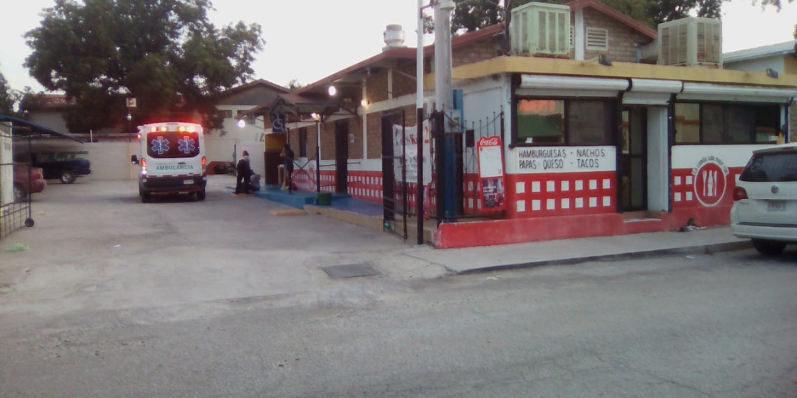 Se golpea la cabeza al caer en negocio
