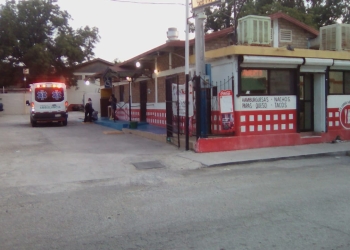 Se golpea la cabeza al caer en negocio