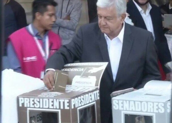 López Obrador, el primer presidenciable que acude a votar