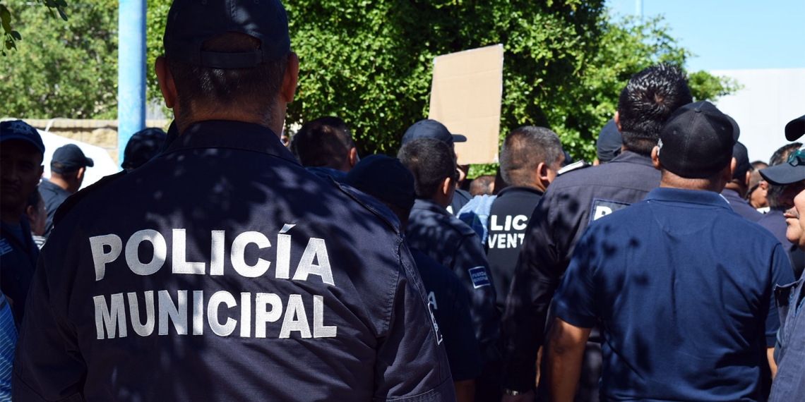 Policías reciben adiestramiento