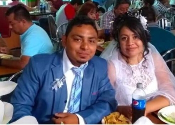 Novios se casan en un Pollo Feliz y arrasan en Facebook