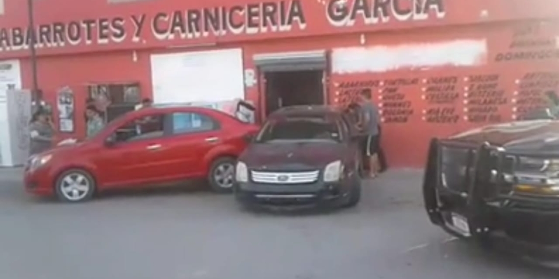 Choca su vehículo al meter reversa