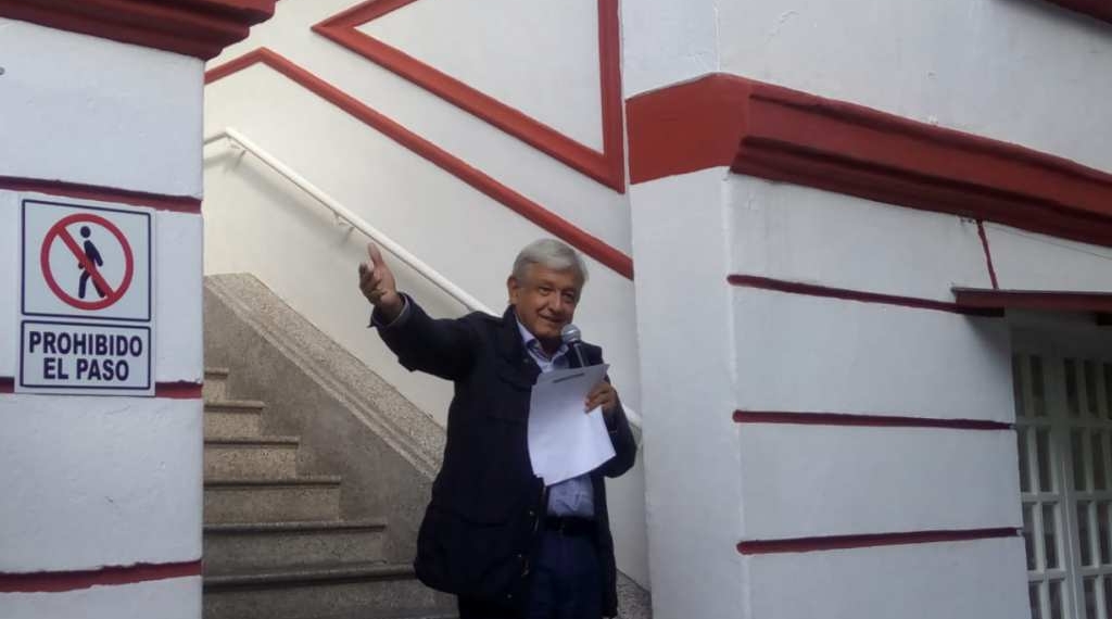 AMLO acusa de “complot” al INE y Hacienda