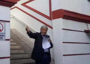 AMLO acusa de “complot” al INE y Hacienda