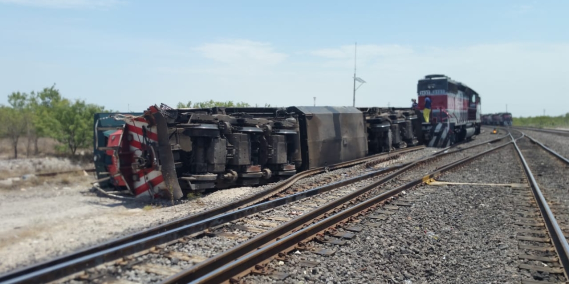 Descarrila tren con dos furgones en Nava