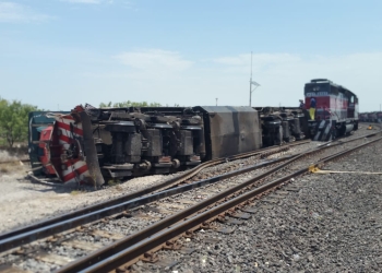 Descarrila tren con dos furgones en Nava