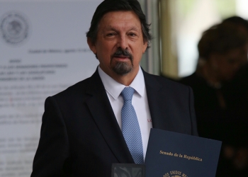 Napoleón Gómez Urrutia se registra como senador