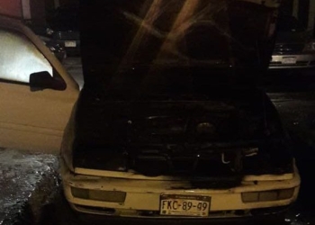 Se le incendia vehículo estacionado