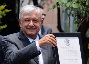 Recibe AMLO constancia de presidente electo