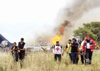 Al menos 65 estadunidenses viajaban en avión accidentado: Embajada