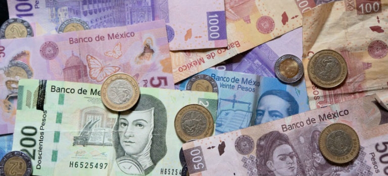 Peso sufre caída frente al dólar por crisis en Turquía
