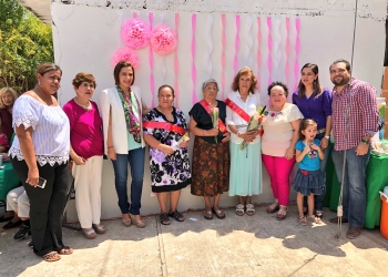 Coronan a reina de comedor de adultos mayores