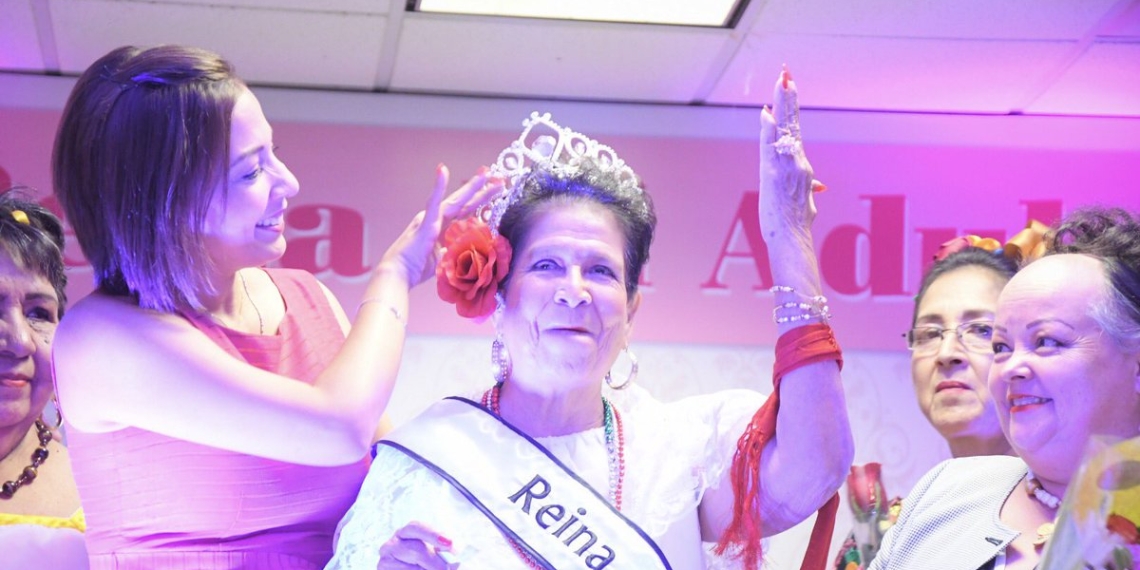 Corona alcaldesa a Reina del Adulto Mayor 2018