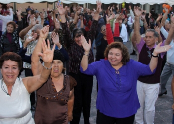 Por mes del adulto mayor, organizan baile del recuerdo en Acuña