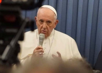 Exalto mando del Vaticano acusa al papa de encubrir abusos sexuales