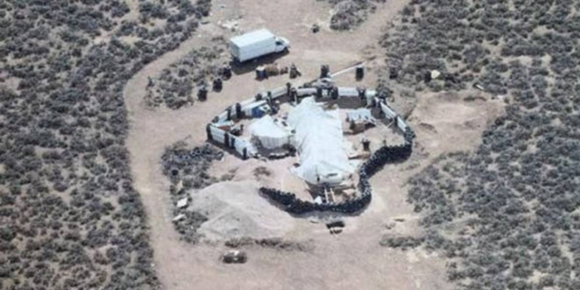 Rescatan a 11 niños en cautiverio en el desierto de Nuevo México