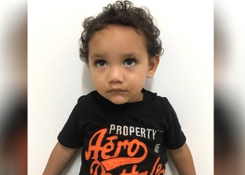 Buscan a familia de niño que caminaba solo en la calle