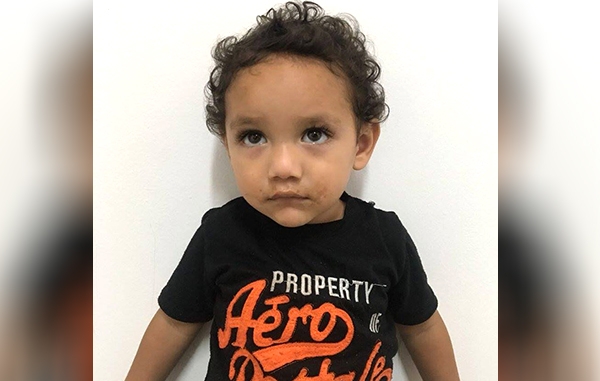 Buscan a familia de niño que caminaba solo en la calle