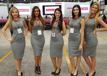 Adiós a las ‘edecarnes’: la CDMX prohíbe el uso decorativo de mujeres en actos políticos