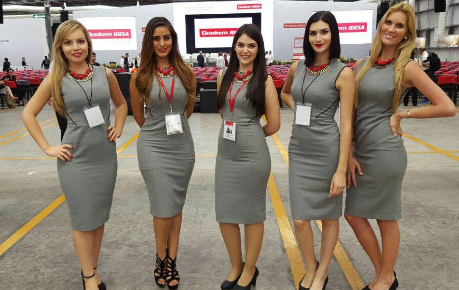 Adiós a las ‘edecarnes’: la CDMX prohíbe el uso decorativo de mujeres en actos políticos