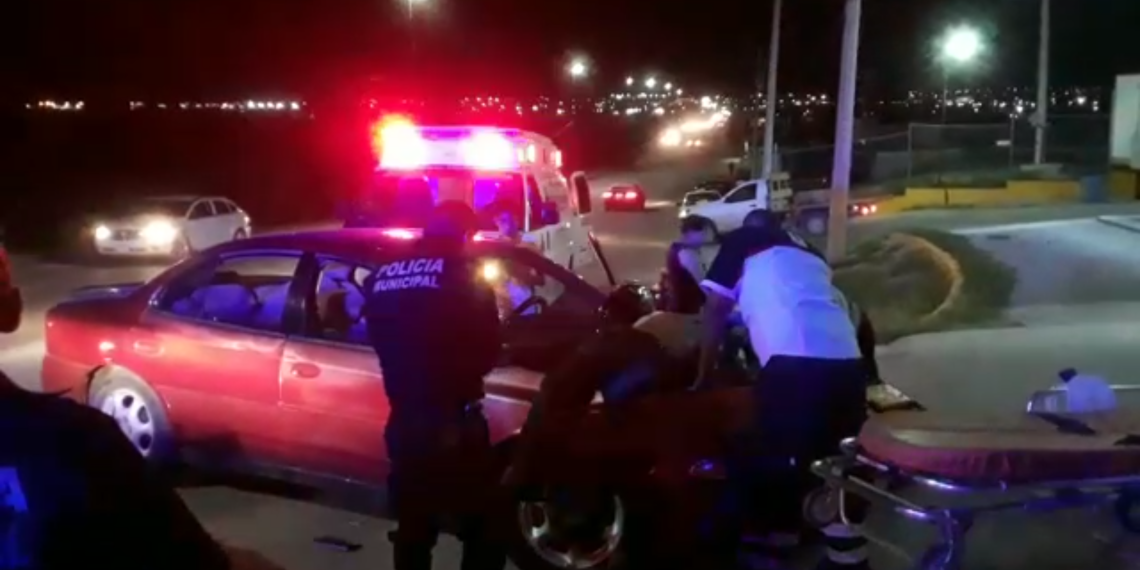 Motociclista causa accidente vehicular, resulta lesionado