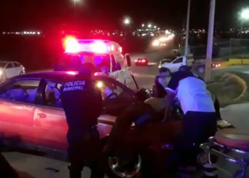 Motociclista causa accidente vehicular, resulta lesionado