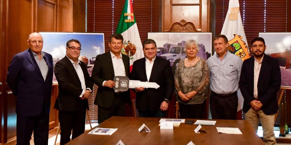Entregan tres camiones recolectores a Coahuila