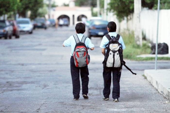 La mochila escolar no debe superar el 10% del peso del estudiante