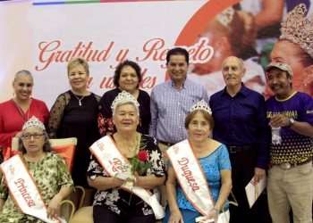 Coronan a la Reina de los adultos mayores