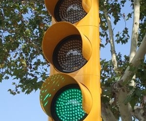 Preparan instalación de semáforos sobre el corredor Industrial