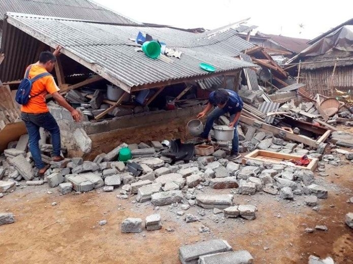 Indonesia en alerta por amenaza de tsunami tras fuerte sismo