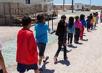 Niños migrantes fueron enviados a carpas en Texas