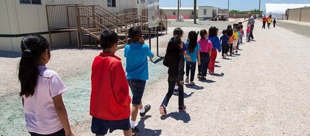 Niños migrantes fueron enviados a carpas en Texas