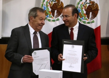 Reclaman ausencia del presidente durante entrega del sexto informe
